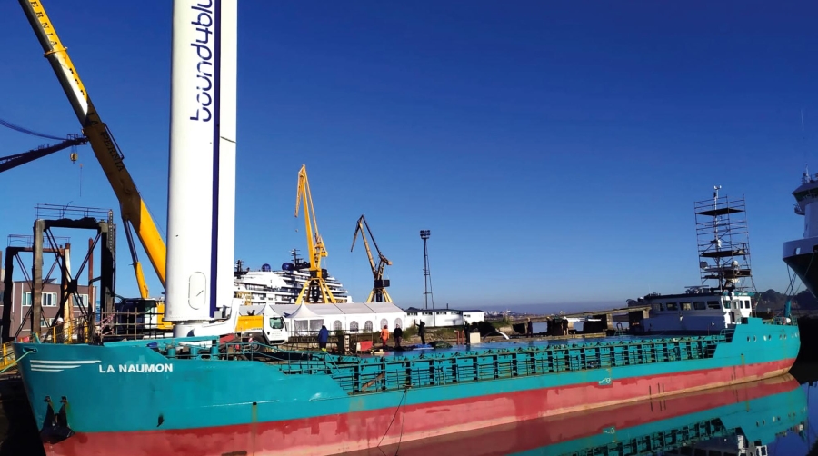 La instalación de la vela rígida ha tenido lugar en al astillero Astander.
