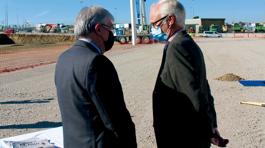 Jos&eacute; Manuel Tofi&ntilde;o, alcalde de Illescas (izquierda), conversa con John Derweduwe, country manager en Espa&ntilde;a de Mountpark, mientras se colocaba ayer el primer pilar de la nueva instalaci&oacute;n. Foto M.J.