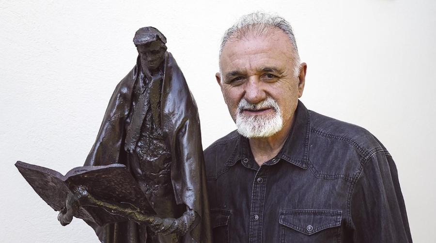 Luciano González, secretario de Arte-son y uno de los artistas que ha donado una de sus obras para la exposición.