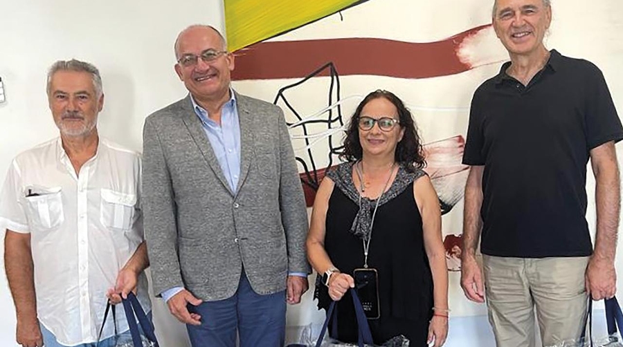 Joan Calabuig, presidente de Valenciaport, ha entregado los premios a tres de los ganadores del concurso fotográfico.