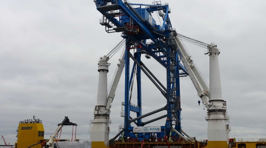 El izado de la gr&uacute;a STS sobre la cubierta del &ldquo;Happy Star&rdquo; de Big-Lift se llev&oacute; a cabo utilizando las 2.200 toneladas de capacidad en t&aacute;ndem de sus dos gr&uacute;as.