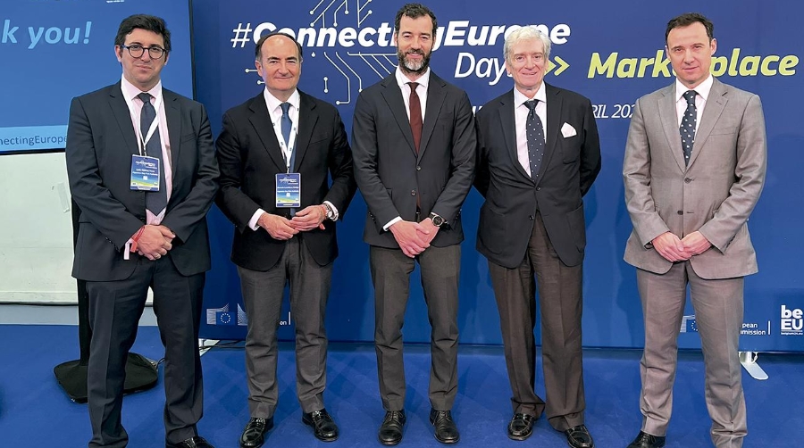 En la imagen, de izda a dcha: Luis Núñez, jefe del departamento de Proyectos Europeos de la APBA; Gerardo Landaluce, presidente de la APBA; Benito Núñez, secretario general de Transportes Aéreo y Marítimo; Carlos Ortiz y Miguel Núñez, representantes permanentes de España en el Consejo Europeo para Transporte.