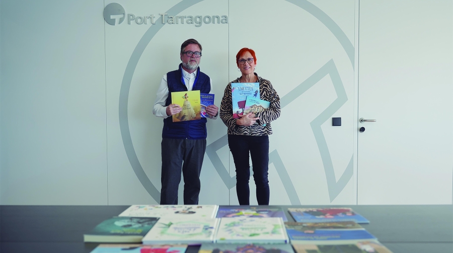 Santiago Castellà, presidente de Port Tarragona, ha protagonizado el acto simbólico de entrega del material.
