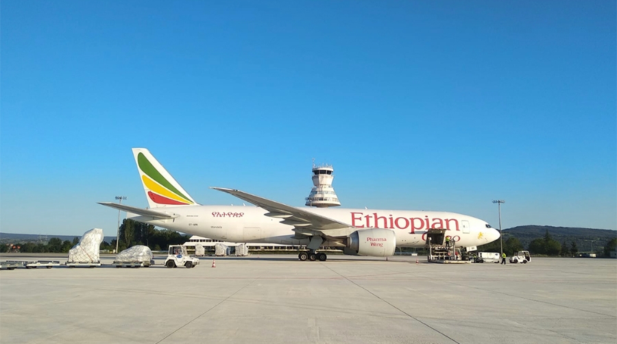 Los aeropuertos de AENA operan 341 cargueros de material sanitario