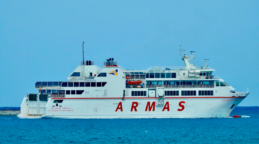 Armas Trasmediterránea comienza a operar en el nuevo puerto de Playa Blanca