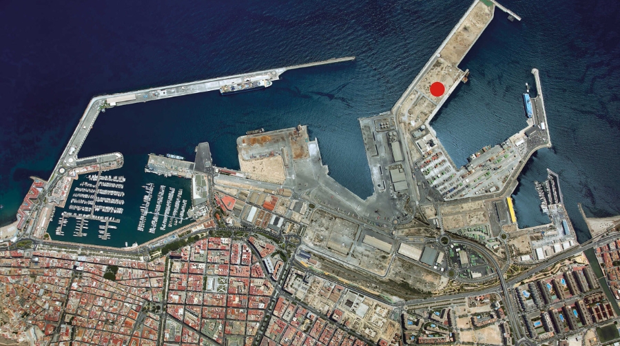 El punto rojo marca la ubicaci&oacute;n del Muelle 19, una de las zonas portuarias m&aacute;s alejadas del entorno urbano.