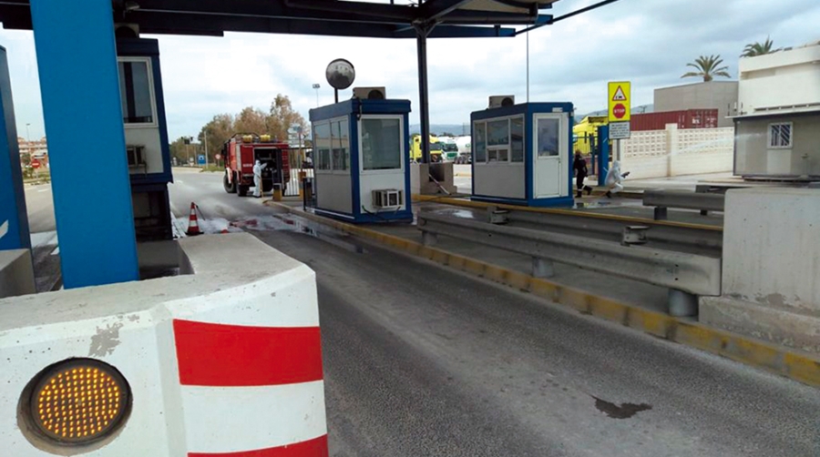 La UME desinfecta el PIF y los accesos del puerto de Castell&oacute;n