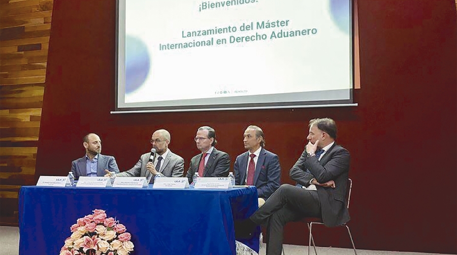 Rolando Bernal Pérez, rector de la Universidad Latinoamericana; Fernando Salazar, director de la Academia Aduanera; Alejandro Arola, presidente de la Fundación Aduanera; Jorge Chávez, CEO de Ubicuity Services, y Enrique Cortés, director de SKR Escuela de Gobierno y Transformación Pública.