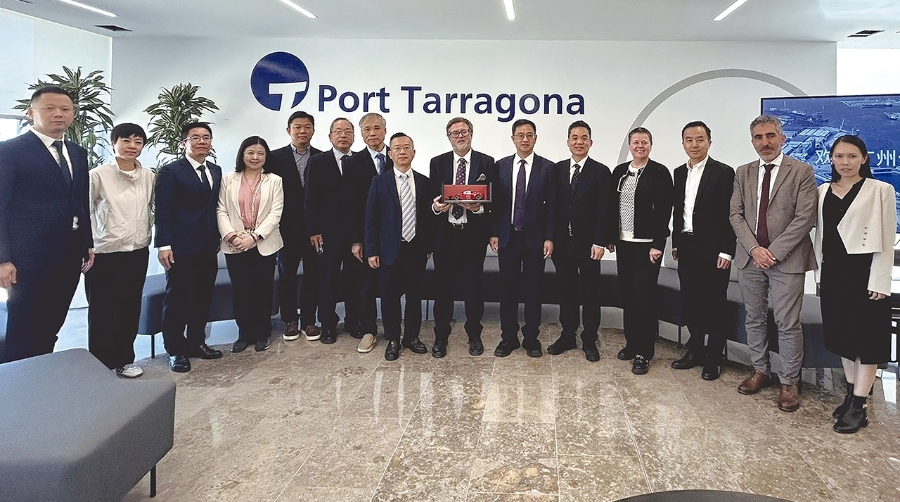 Representantes de la Autoridad Portuaria de Tarragona y de la delegación china de Guangzhou.