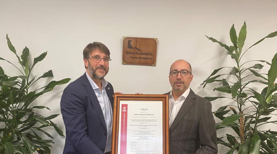 Rubén Marín, director de Explotación de la Autoridad Portuaria de Valencia (APV), ha hecho entrega del diploma de certificación en la Marca de Garantía a Marc Porta, CEO de Kerry Logistics Spain S.A.U.