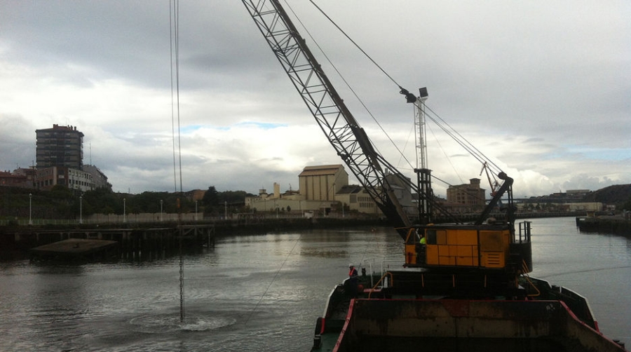 La AP de Bilbao realiza obras de dragado en la R&iacute;a para mantener su estado de navegabilidad