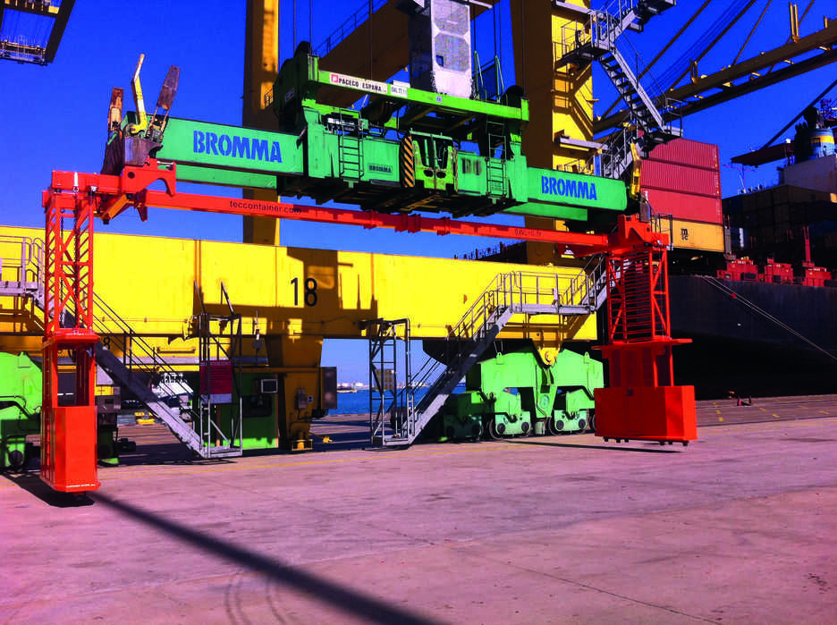 TEC Container entrega 5 cestas bajo spreader en Noatum Container Terminal Valencia