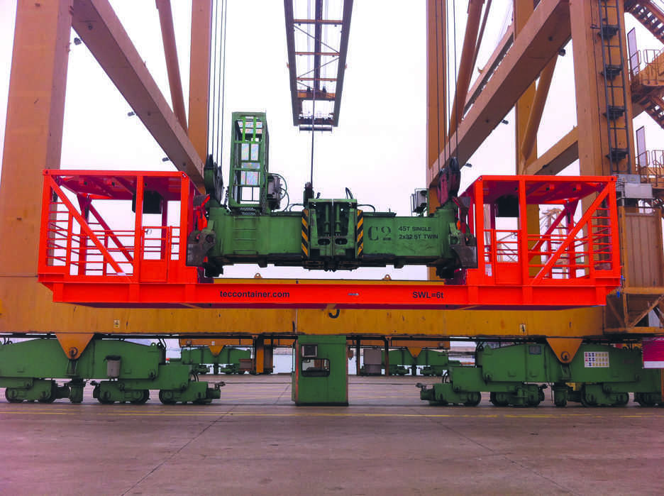 TEC Container entrega 5 cestas bajo spreader en Noatum Container Terminal Valencia