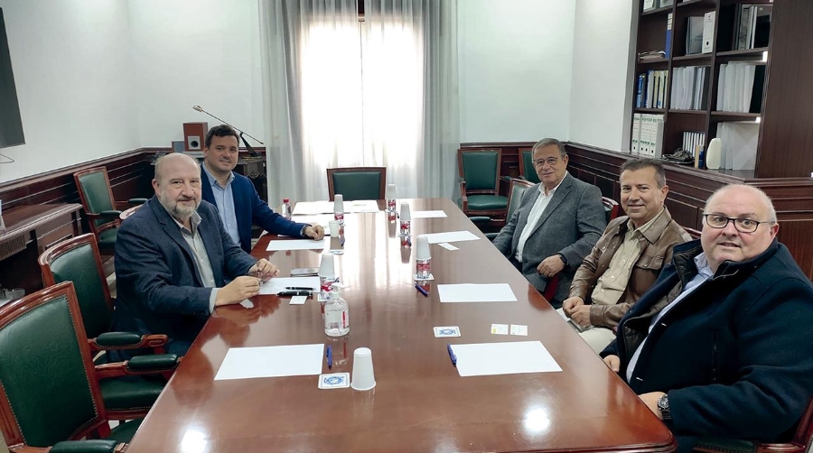 Un momento del encuentro mantenido ayer entre la Autoridad Portuaria de Melilla y representantes de CEPSA en la ciudad autónoma.