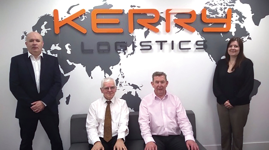 David Mallinson, General Manager-Air Division de Kerry Logistics UK (izquierda), y el equipo de A&eacute;reo en la nueva oficina en Skyport Heathrow.