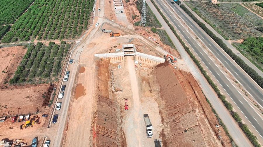 La conexión sur permitirá al puerto de Castellón integrarse en el trazado del Corredor Mediterráneo e impulsar el tráfico intermodal de mercancías, gracias a estos 8,3 km nuevos de vía única electrificada y ancho mixto.