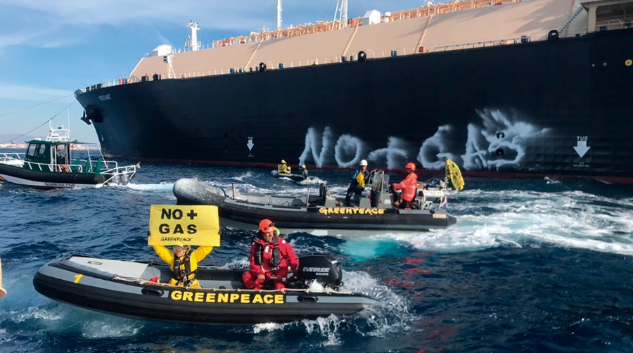 Activistas de Greenpeace bloquean el acceso de un buque gasero al puerto de Sagunto