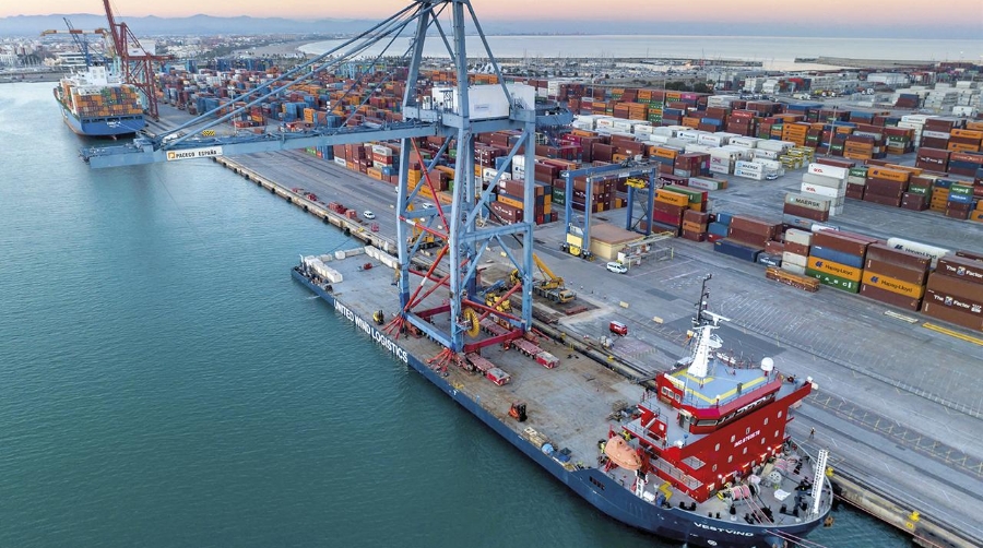 Llega a Gijón la nueva grúa Post-Panamax de APM Terminals