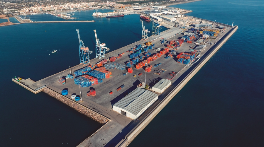 La Autoridad Portuaria de Castellón apuesta no solo por ser puerto de entrada de materias primas, sino de salida de producto acabado.