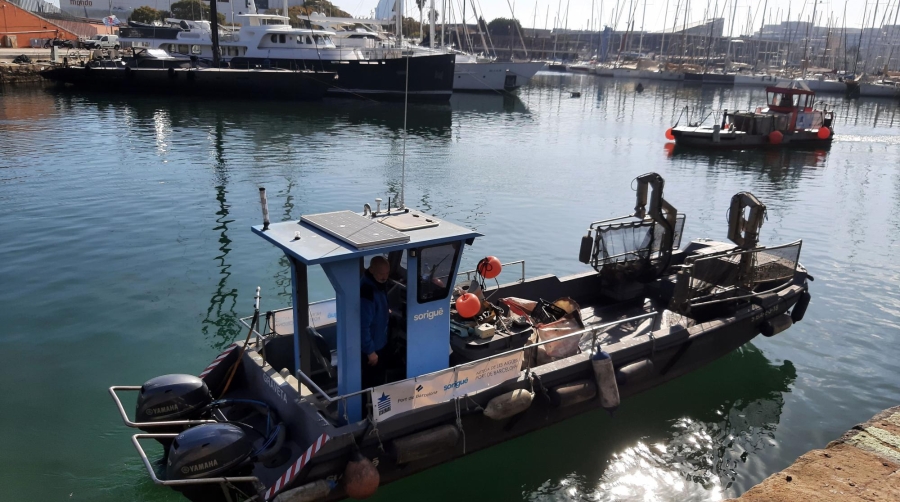 Port de Barcelona refuerza el servicio de limpieza de aguas