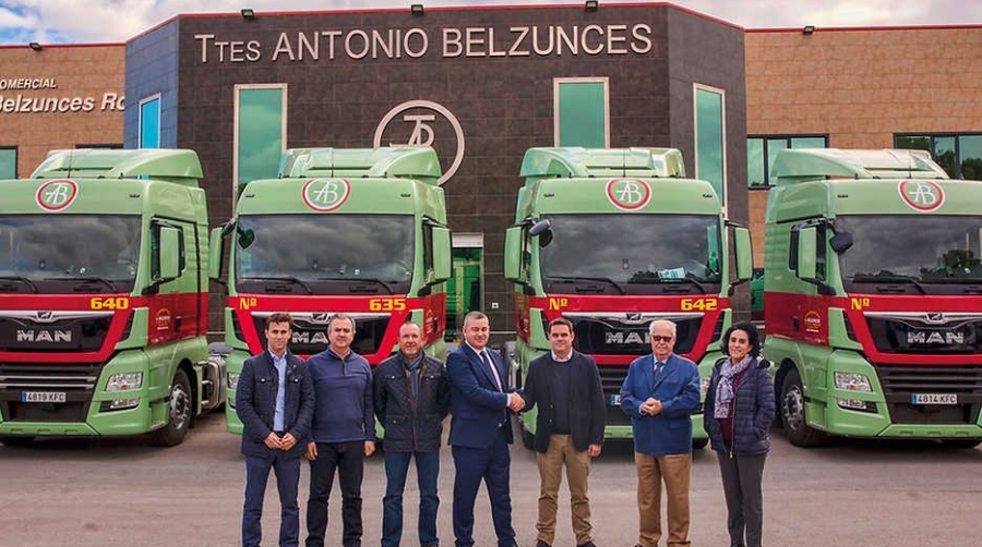 De izquierda a derecha: Andr&eacute;s Belzunces y Miguel Angel Fern&aacute;ndez de Transportes Belzunces, Pompeyo Garc&iacute;a y Emilio Mart&iacute;nez de MAN Truck &amp; Bus Iberia; Andr&eacute;s Belzunces, Antonio Belzunces y Mar&iacute;a Antonia Belzunces de Transportes Belzunces.