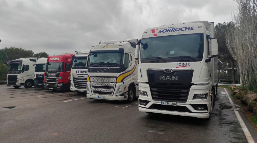 Camiones estacionados en un área de servicio. Foto L. Escrihuela.
