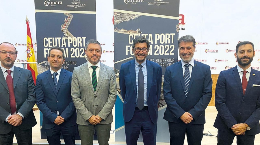 Juan Manuel Doncel, presidente de la Autoridad Portuaria de Ceuta (tercero por la izquierda) y Álvaro Rodríguez Dapena (cuarto por la derecha), durante la celebración del “Ceuta Port Forum”