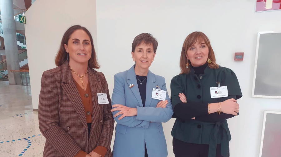 Elvira Gallego, vicepresidenta de Uniport Bilbao; Inmaculada Ugarteche, directora saliente de Uniport Bilbao y Nati Rodríguez, nueva directora. Foto M. T.