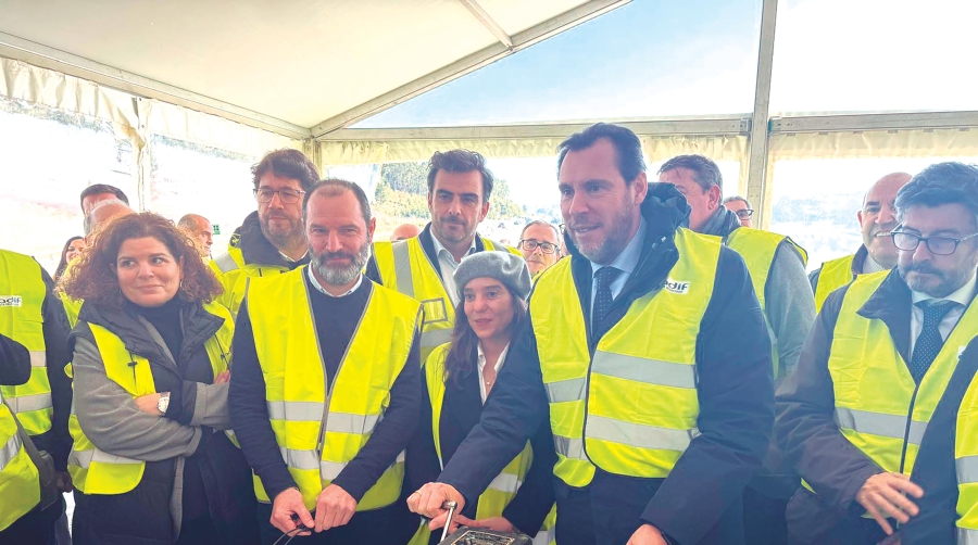 El ministro activa la carga para la última voladura.