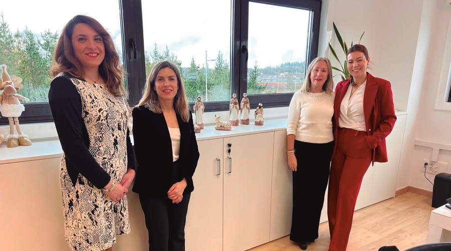 En la imagen, a la derecha, Myriam Otero y Natalia Blanco, secretaria general y gerente, respectivamente, de Apetamcor, y miembros del CNTC en representación de Pymetrans. Están acompañadas por Mónica Castiñeiras Meiriño, vocal de la junta directiva de Apetamcor, y Gloria Álvarez, directora provincial de Apetamcor Santiago.