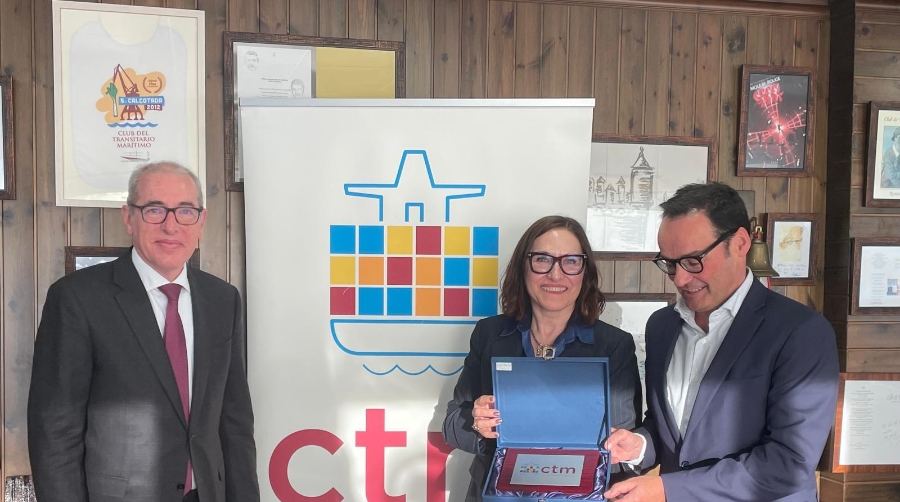 Lydia Diaz, Presidenta del Club del Transitario Marítimo, hizo la tradicional entrega de una metopa del Club del Transitario Marítimo a José Alberto Carbonell, presidente de Port de Barcelona, y a Alex Garcia, director de Port de Barcelona.