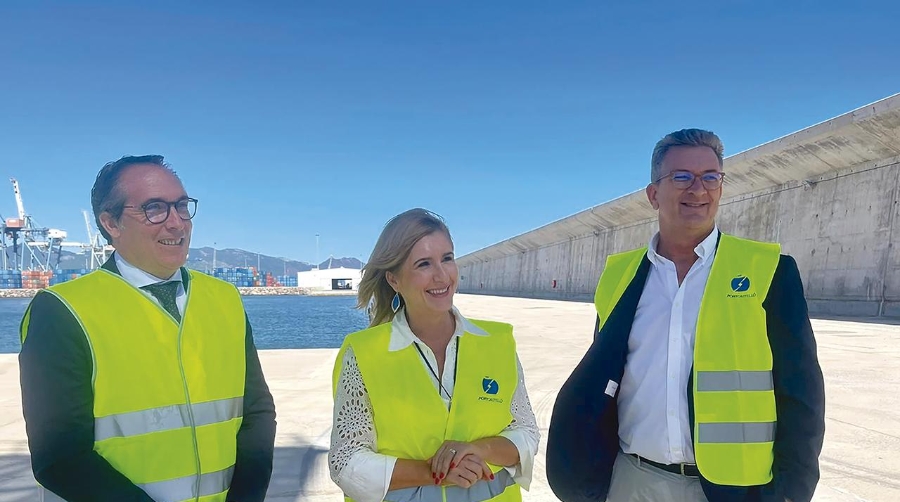 El presidente de la Autoridad Portuaria de Castellón, Rubén Ibáñez; la consellera de Medio Ambiente, Agua, Infraestructuras y Territori, Salomé Pradas y el director general de Costas, Puertos y Aeropuertos, Vicente Martínez Mus.