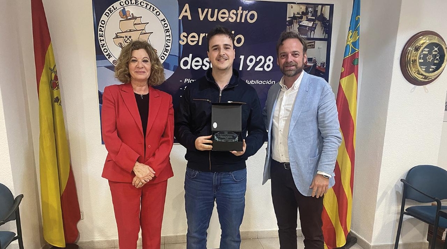El ganador del Torneo, Juan Sendra, flanqueado por Pepa Ruano, presidenta del Montepío y Alfredo Soler, presidente de Propeller.