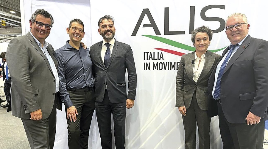Mar Chao, jefa de Comercial y Desarrollo de Negocio de la Autoridad Portuaria de Valencia (segunda por la derecha) junto a representantes de destacados operadores logísticos de Europa.