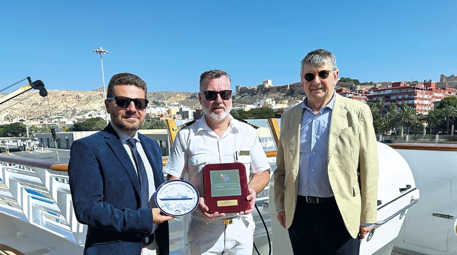 El Puerto de Almería acoge por primera vez la escala del crucero “SeaDream II”