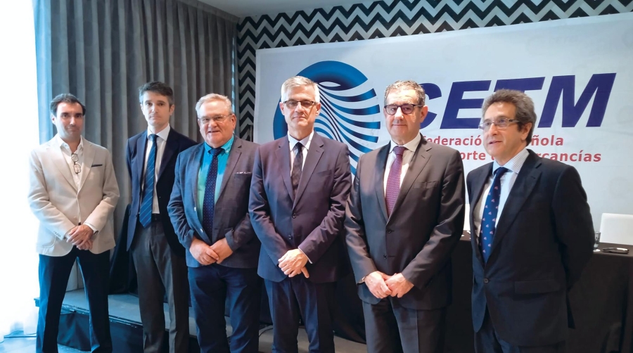 De derecha a izquierda, José María Quijano, secretario general de CETM; Carmelo González, presidente del CNTC; David Lucas Parrón, secretario de Estado de Transportes; Ovidio de la Roza, presidente de CETM; Jaime Moreno, director general de Transporte Terrestre; y Alberto Ramírez, presidente de CETM Cisternas. Foto B.C.