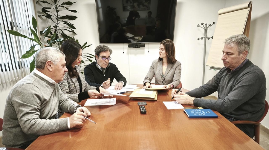 Miembros de la Mesa de Contratación de Valencia Plataforma Intermodal y Logística durante la apertura de ofertas para optar a la adjudicación y constitución de un derecho de superficie sobre las manzanas F-2, G-2 y A-3 de la ZAL Puerto de Valencia. Foto R. T.
