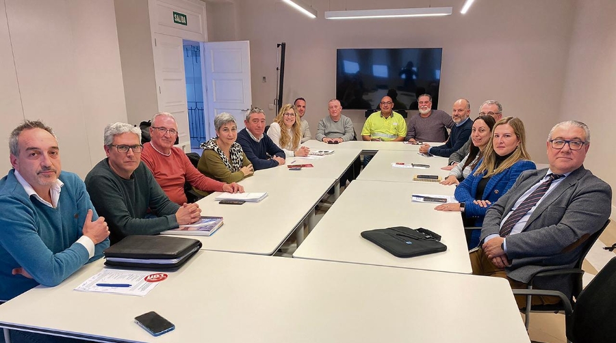 Representantes de los sindicatos y las empresas tras la firma del acuerdo de actualización de las tablas salariales de 2025.