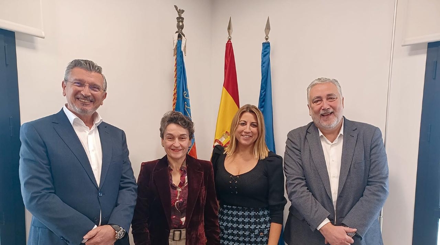 Carlos Prades, presidente de FVET; Mar Chao, presidenta de la Autoridad Portuaria de Valencia; Lorena Ballester, representante de FVET-Puerto y Carlos García, secretario general de FVET.