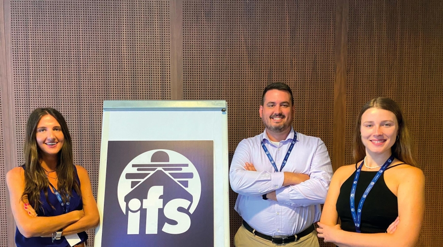 Elisa Rodríguez, responsable comercial de Exportación; Rubén Martínez, director Comercial en España; y Sarai Soriano, responsable Comercial de Importación y de Gestión del Routing, durante la celebración de la convención comercial que el grupo organizó a nivel interno en Valencia.