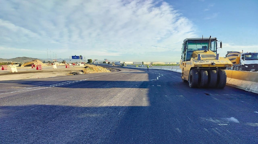 Obras de asfaltado en el By-pass de Valencia en la mañana de hoy.