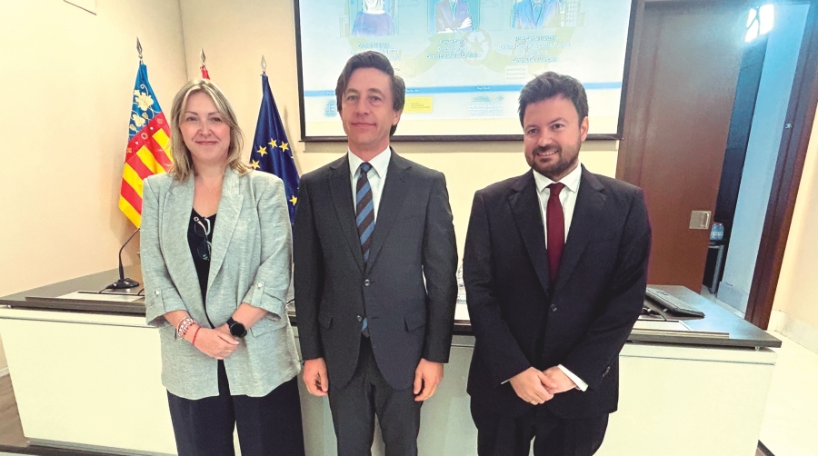 Cristina Rodríguez, jefa de Contenedores de la APV; Ramón García, director general del CEL y Marc García, director general de Costas, Puertos y Aeropuertos de la Generalitat Valenciana, inauguraron la jornada del CEL. Foto J.C.P.
