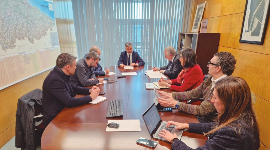 El consejero de Movilidad, Medio Ambiente y Gestión de Emergencias, Alejandro Calvo (en la cabecera de la mesa) presidió la reunión del consejo de Zalia.