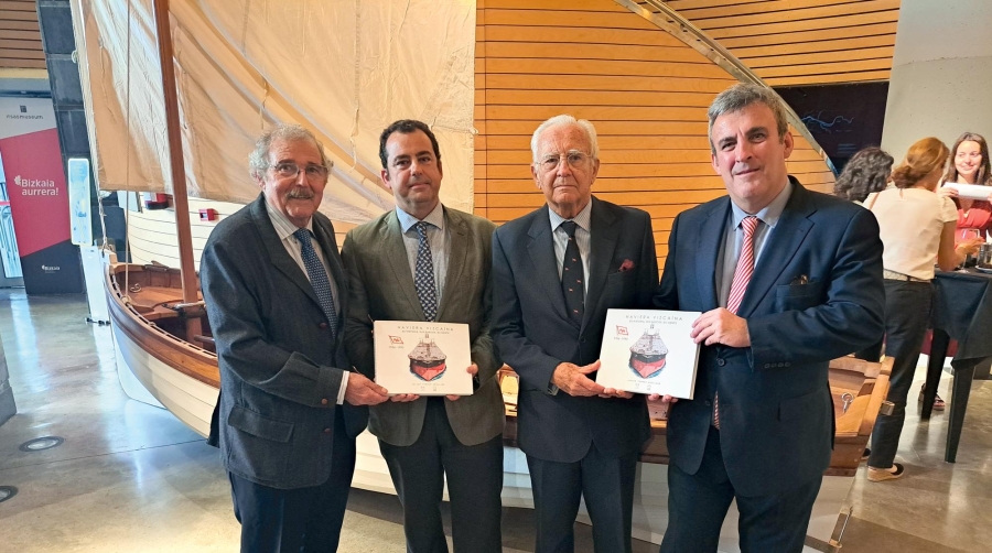 Javier Ferrer Arellano, autor del libro (segundo por la derecha), con su hijo Javier Ferrer Muñoz-Seca, presidente y CEO de Grupo Pérez y Cía.; José Luis Grijalvo, decano del Colegio de Ingenieros Navales del País Vasco (primero izquierda) y Guillermo Barandiarán, presidente de la Fundación Gondra Barandiarán (primero derecha). Foto J.P.