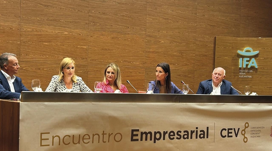 Salvador Navarro, presidente de CEV; Salomé Pradas, consellera de Medio Ambiente, Agua, Infraestructuras y Territorio; Nuria Montes, consellera de Innovación, Industria, Comercio y Turismo; Ruth Merino, consellera de Hacienda, Economía y Administración Pública y Joaquín Pérez, presidente de CEV Alicante.