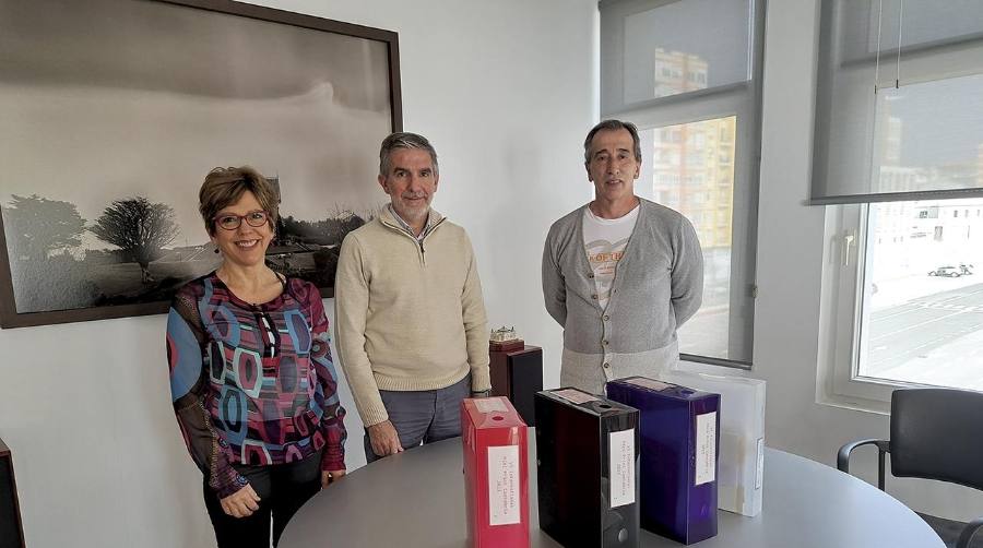 Las 668 obras de la VI edición han sido ya entregadas al presidente de la APS por los directores de SM Pro Art, Andrea Juan y Gabriel Penedo.