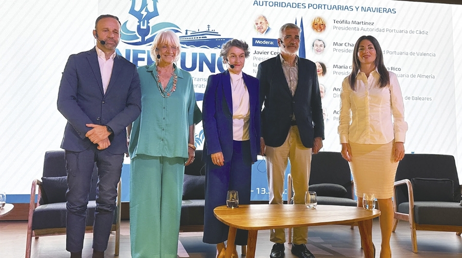 Antonio Guinard, director de la AP de Baleares; Teófila Martínez, presidenta de la AP Bahía de Cádiz; Mar Chao, presidenta de la AP de Valencia; Adolfo Utor, presidente de Baleària y Rosario Soto, presidenta de la AP de Almería.