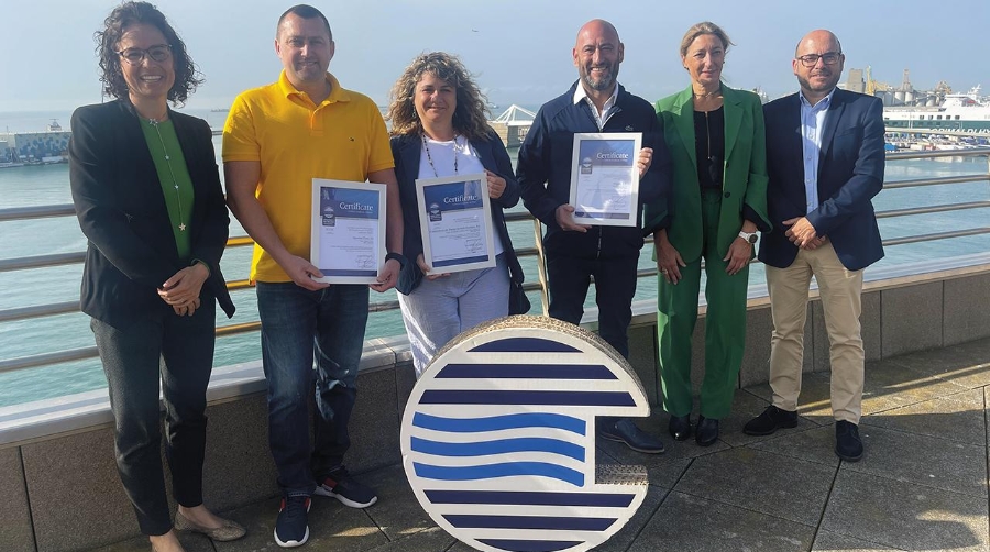 Los representantes de las tres empresas acreditas acompañados por: Marta Pisa, responsable de la marca de calidad Efficiency Network; Carla Salvadó, subdirectora general de Comercial y Marketing; y Ramon Rull, ninguno de Experiencia de Cliente del Port de Barcelona.