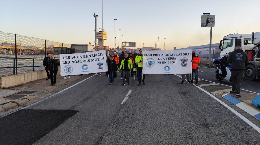 Coordinadora-USTP ha movilizado a varios grupos de trabajadores de empresas de la comunidad portuaria de Barcelona para exigir unas condiciones laborales más seguras.