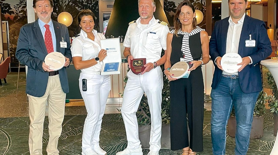 El acto de entrega de metopas ha contado con el jefe de Explotación y el responsable de Comercial de la Autoridad Portuaria de Cartagena, Fernando Muñoz y Jaime Vindel, respectivamente, y por parte de la consignataria Agencia Marítima Blázquez, Maribel Ortuño.